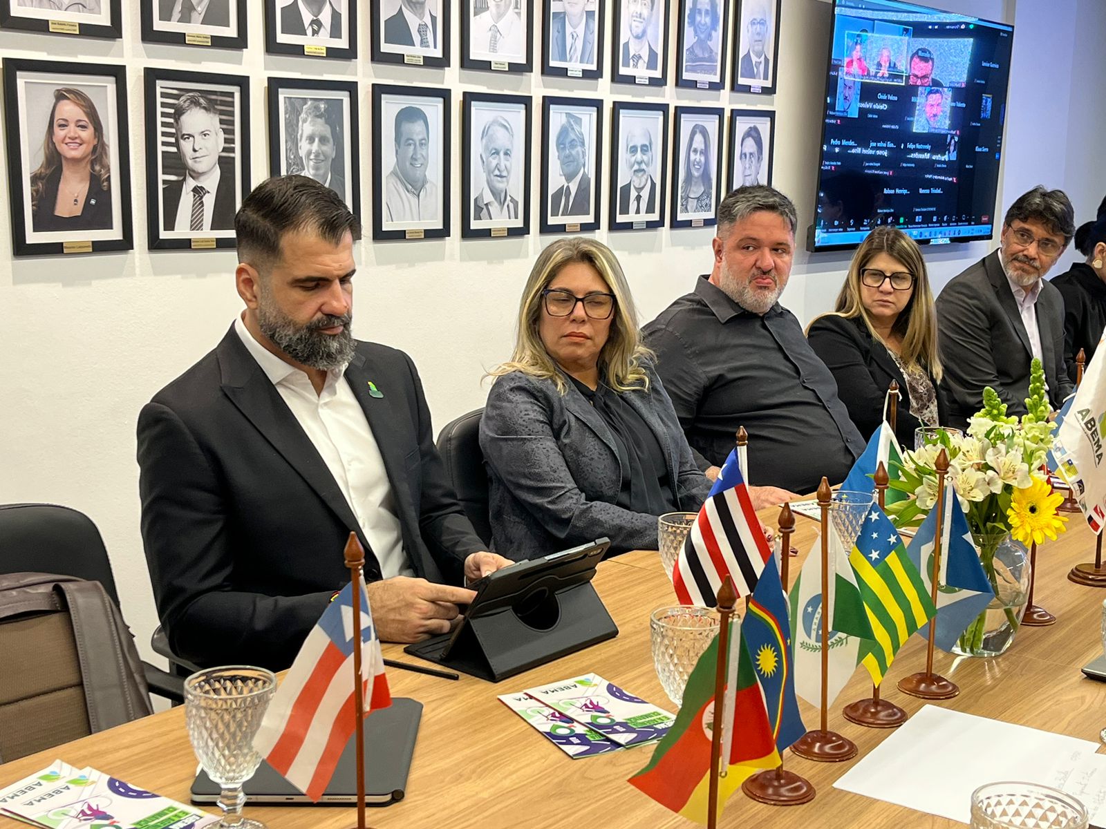 Adema sugere campanha nacional de consumo consciente de madeira durante reunião da ABEMA, em Brasília