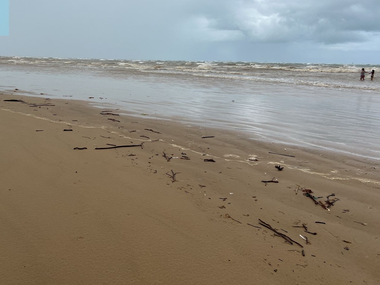 Vistoria da Adema na Praia da Costa descarta informação sobre aparecimento de óleo