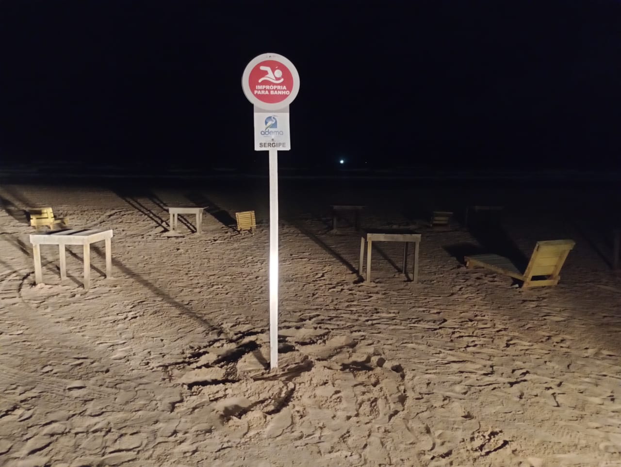 Análise de balneabilidade indica ponto impróprio para banho na Praia de Aruana